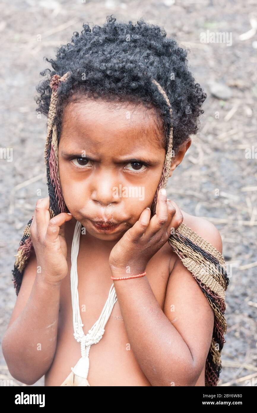 Wamena, Indonesien - Januar 9, 2010: PORTRET von Dani Stamm Kind. Kleines Mädchen schauen in die Kamera. Das Baliem Valley in Indonesien, Papua Neu Guinea. Stockfoto