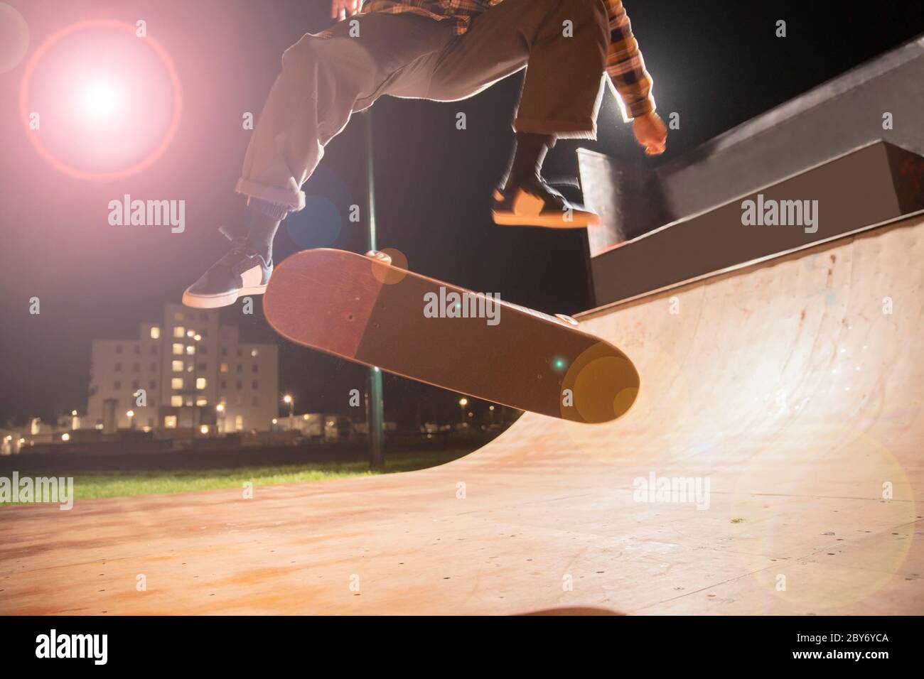 Junger Mann Skateboarding auf Rampe im Skatepark Stockfoto