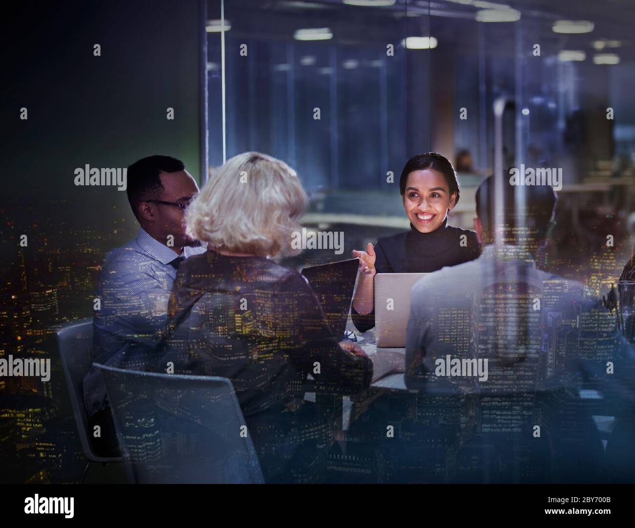 Geschäftsleute treffen sich spät im Hochhaus Stockfoto