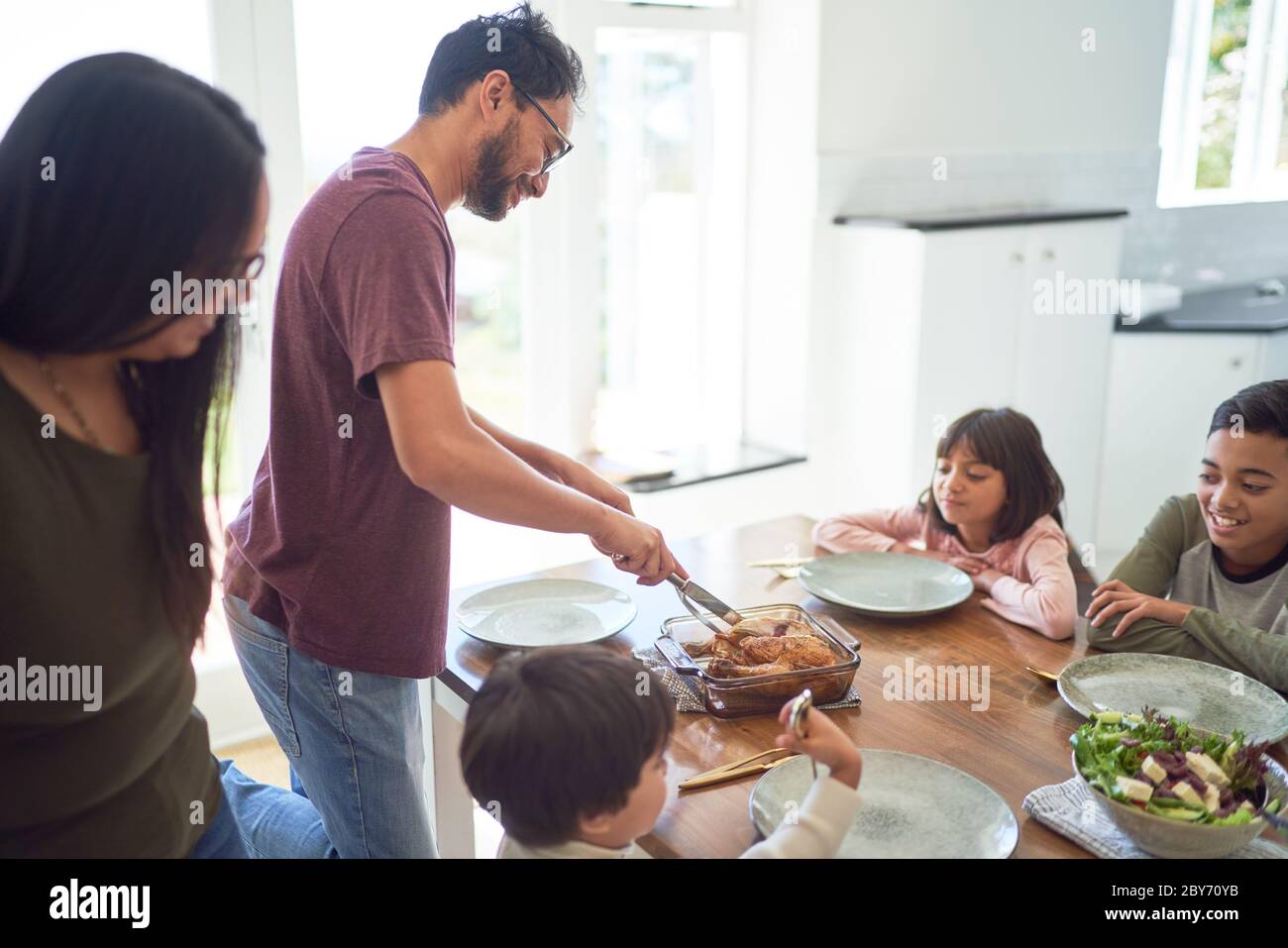Familie serviert und Abendessen am Esstisch Stockfoto