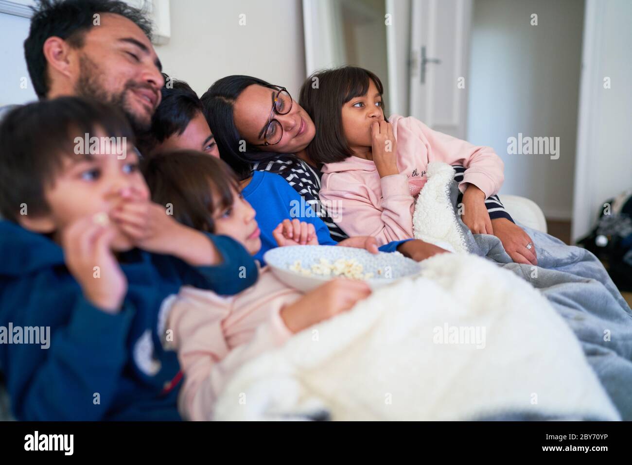 Liebevolle Familie entspannen und Film ansehen Stockfoto
