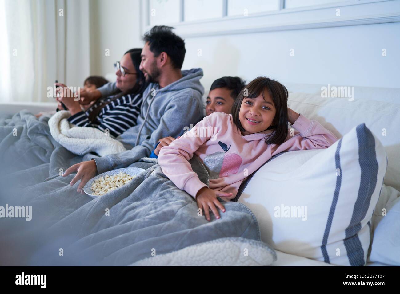 Portrait glücklich Mädchen mit Familie auf Sofa entspannen Stockfoto