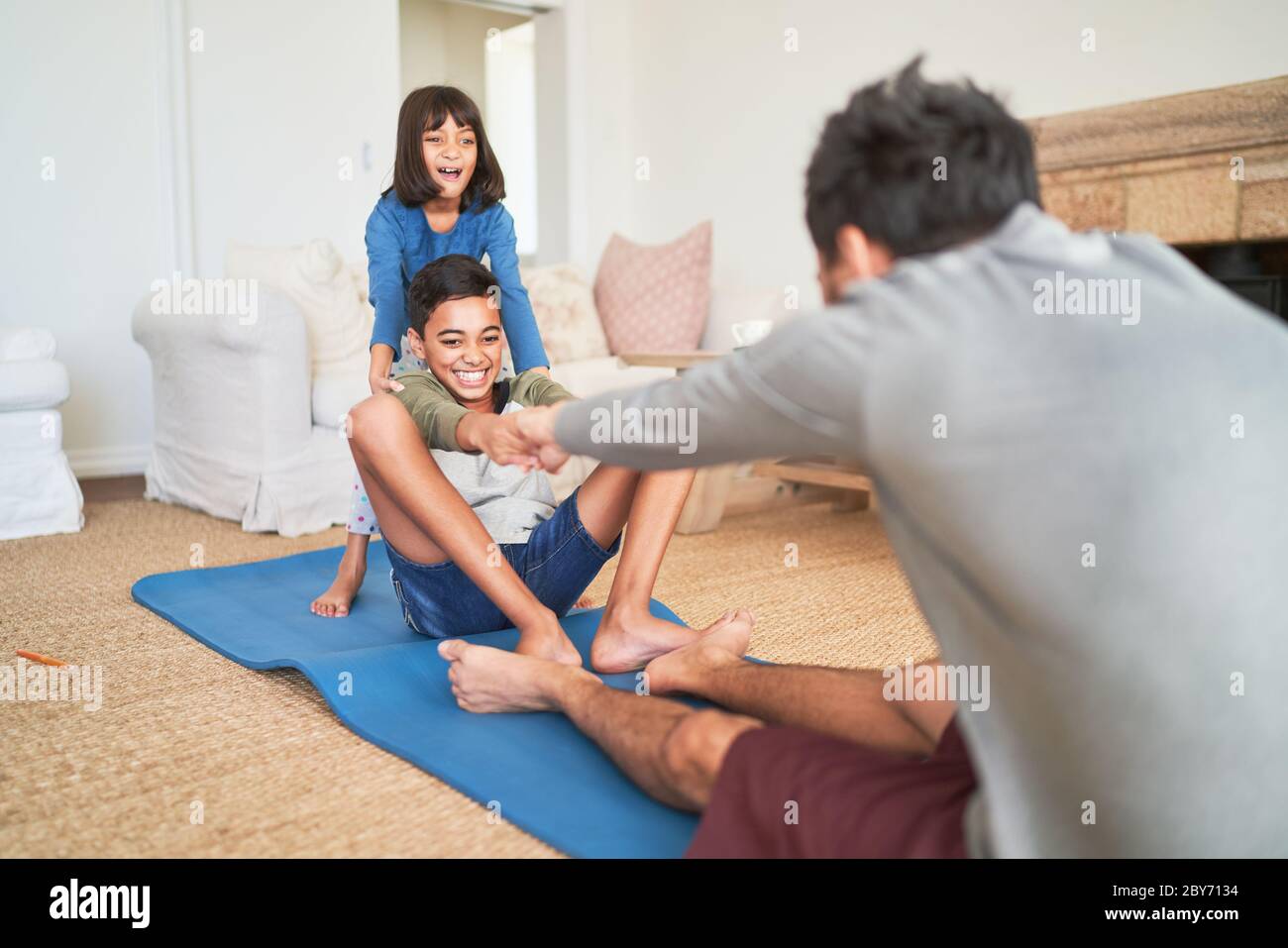 Glückliche Familie trainieren im Wohnzimmer Stockfoto