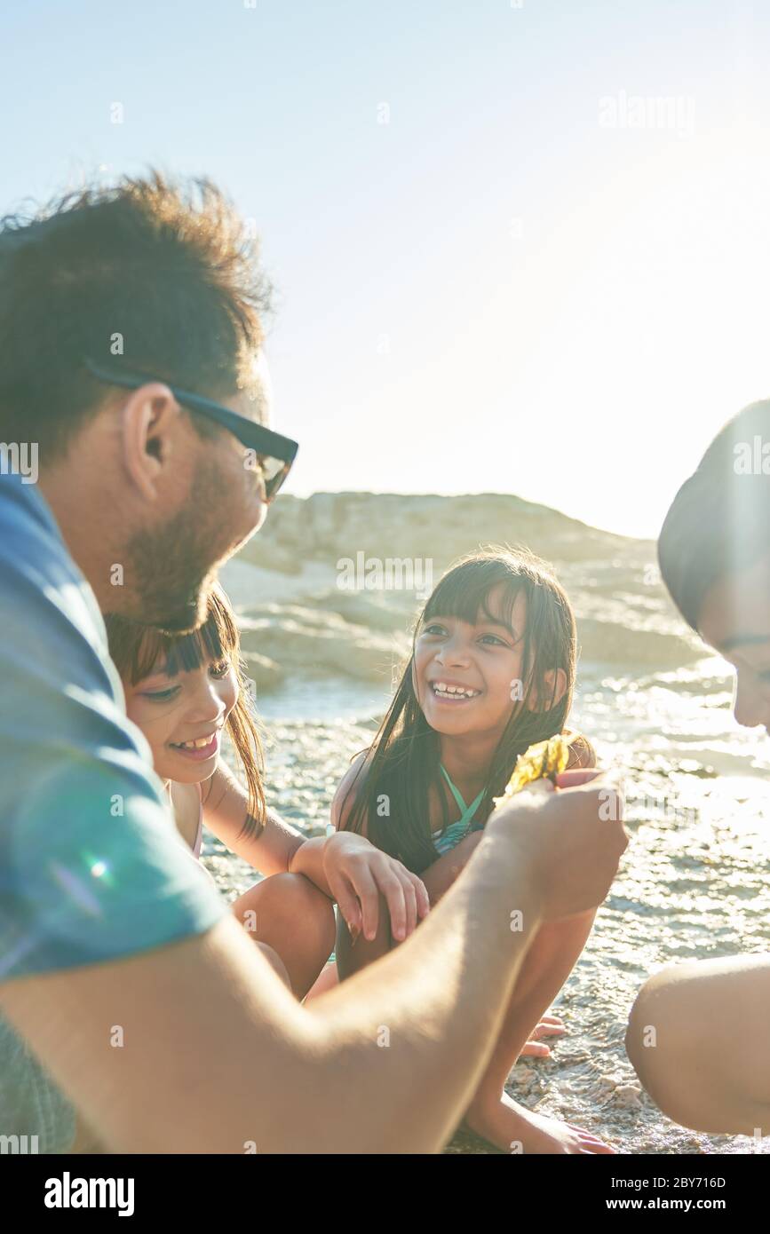 Glückliche Familie Sohn sonnigen Strand Stockfoto