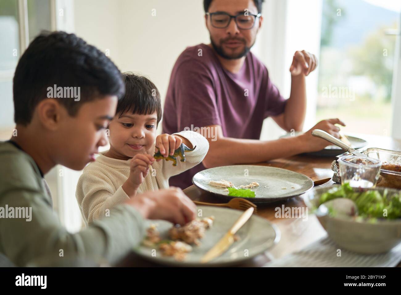 Familie essen Mittagessen am Tisch Stockfoto