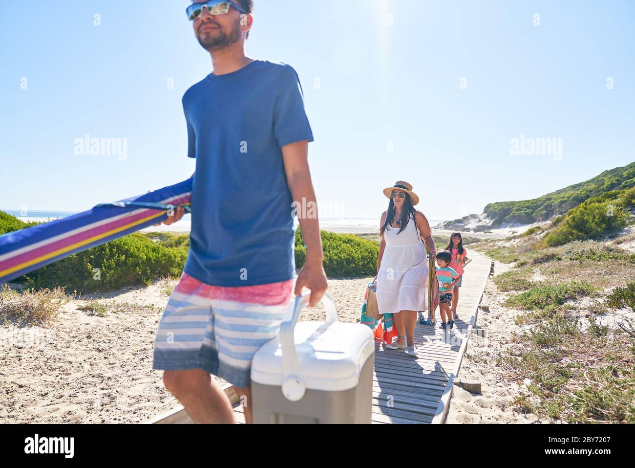 Strandausrüstung für Familien auf sonniger Promenade Stockfoto