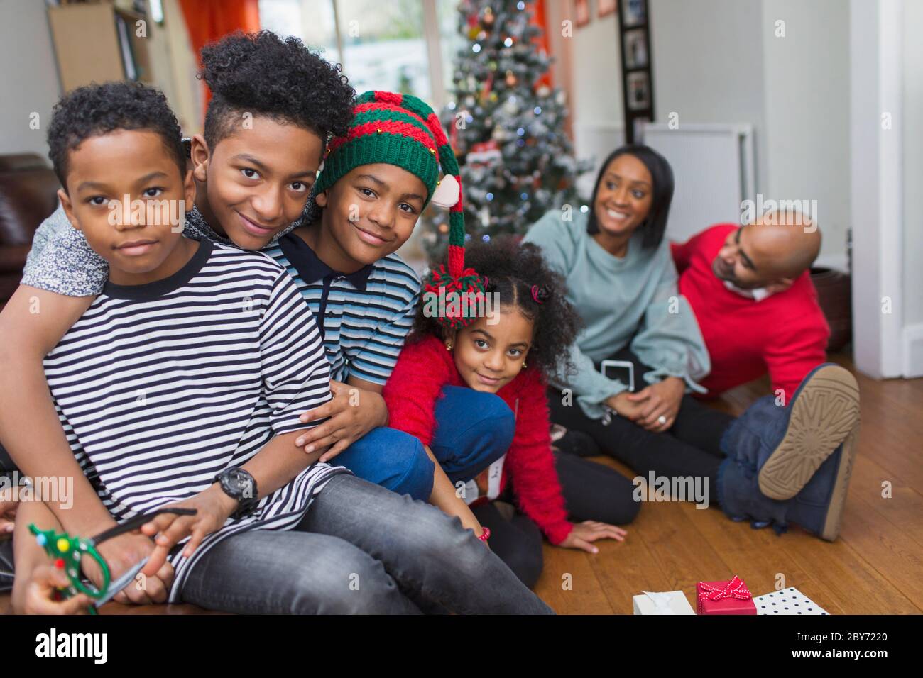 Portrait glückliche Familie Weihnachten im Wohnzimmer feiern Stockfoto