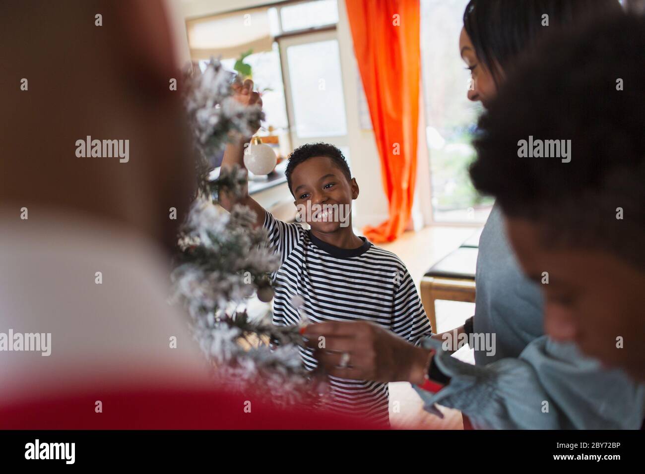 Happy boy Dekoration Weihnachtsbaum mit Familie Stockfoto
