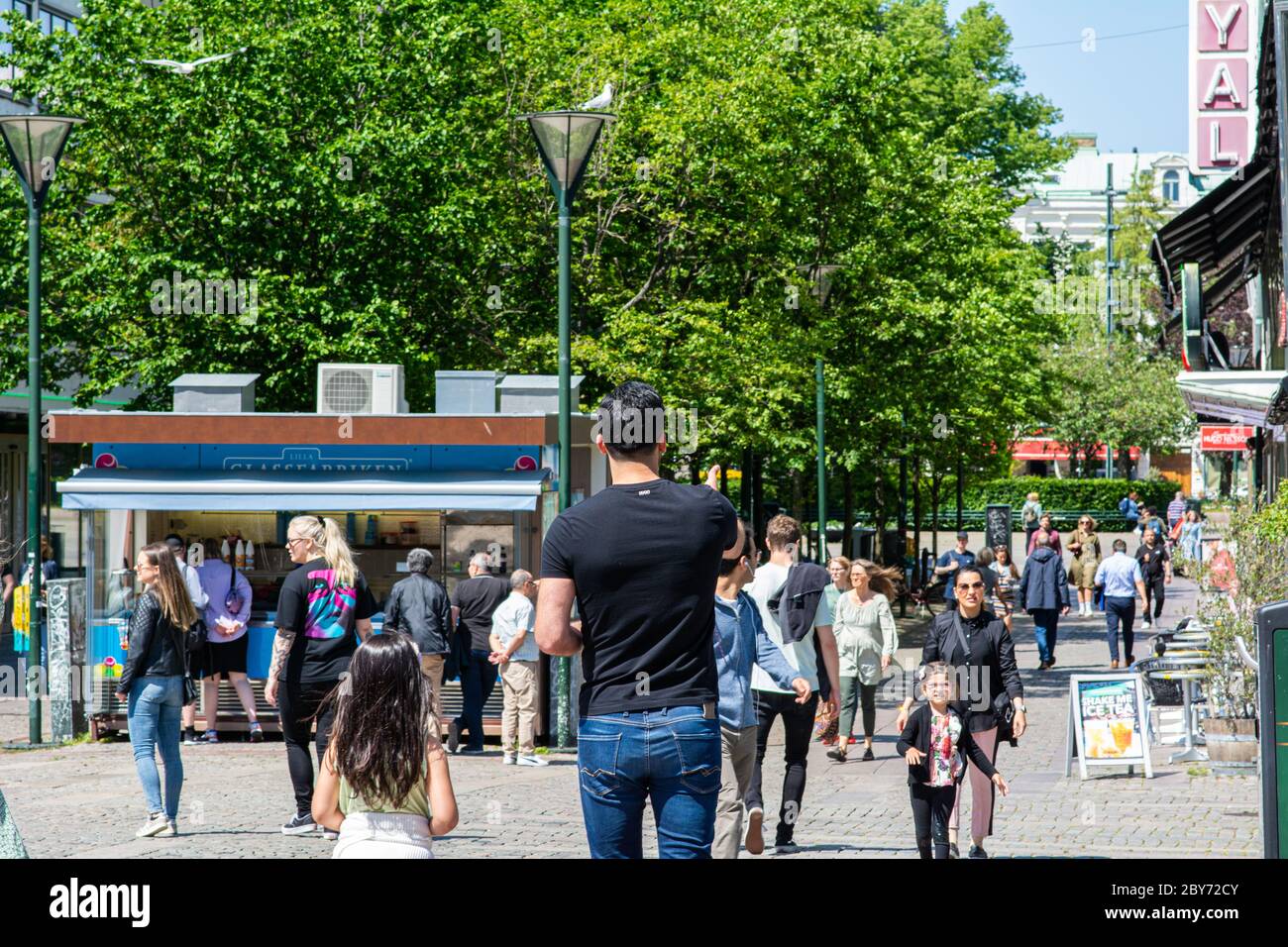 Die Leute machen einen Spaziergang in der Stadt. Schweden hatte keine Sperre, sondern staatliche Sicherheitsanweisungen Stockfoto