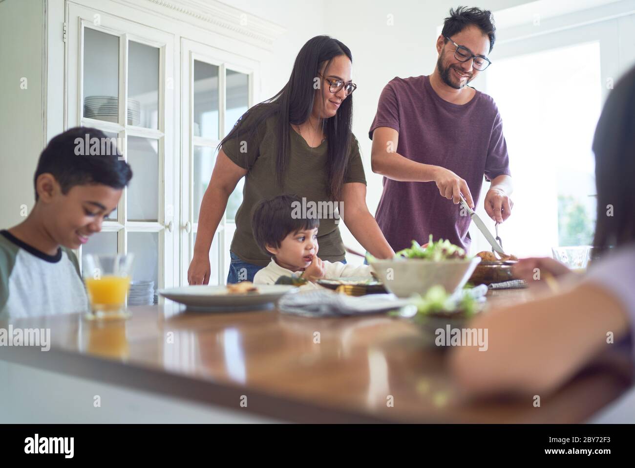 Familie beim Mittagessen am Esstisch Stockfoto