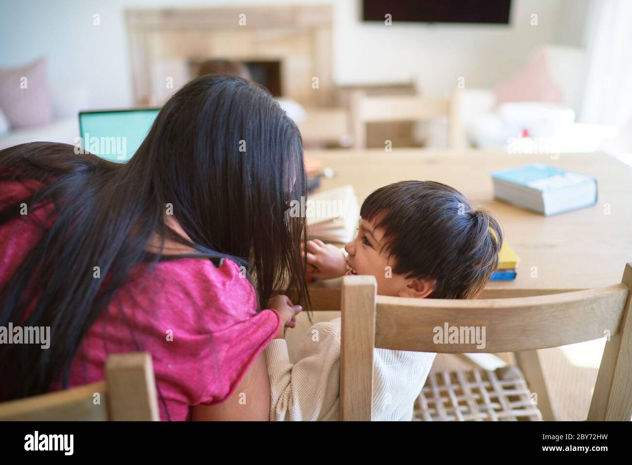 Liebevolle Mutter und Sohn am Esstisch Stockfoto