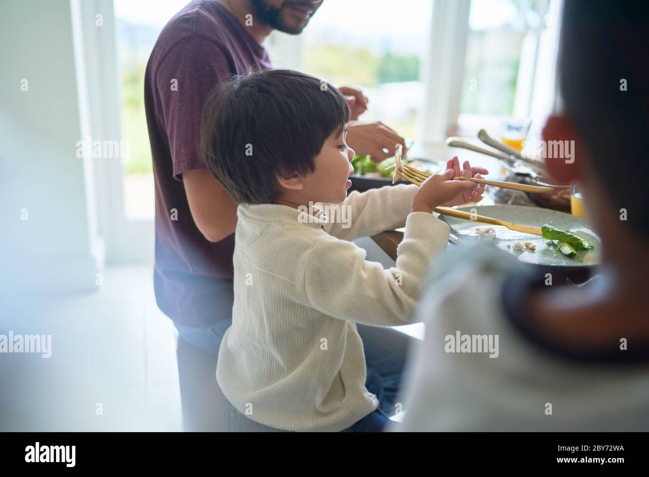 Familie essen Mittagessen am Tisch Stockfoto