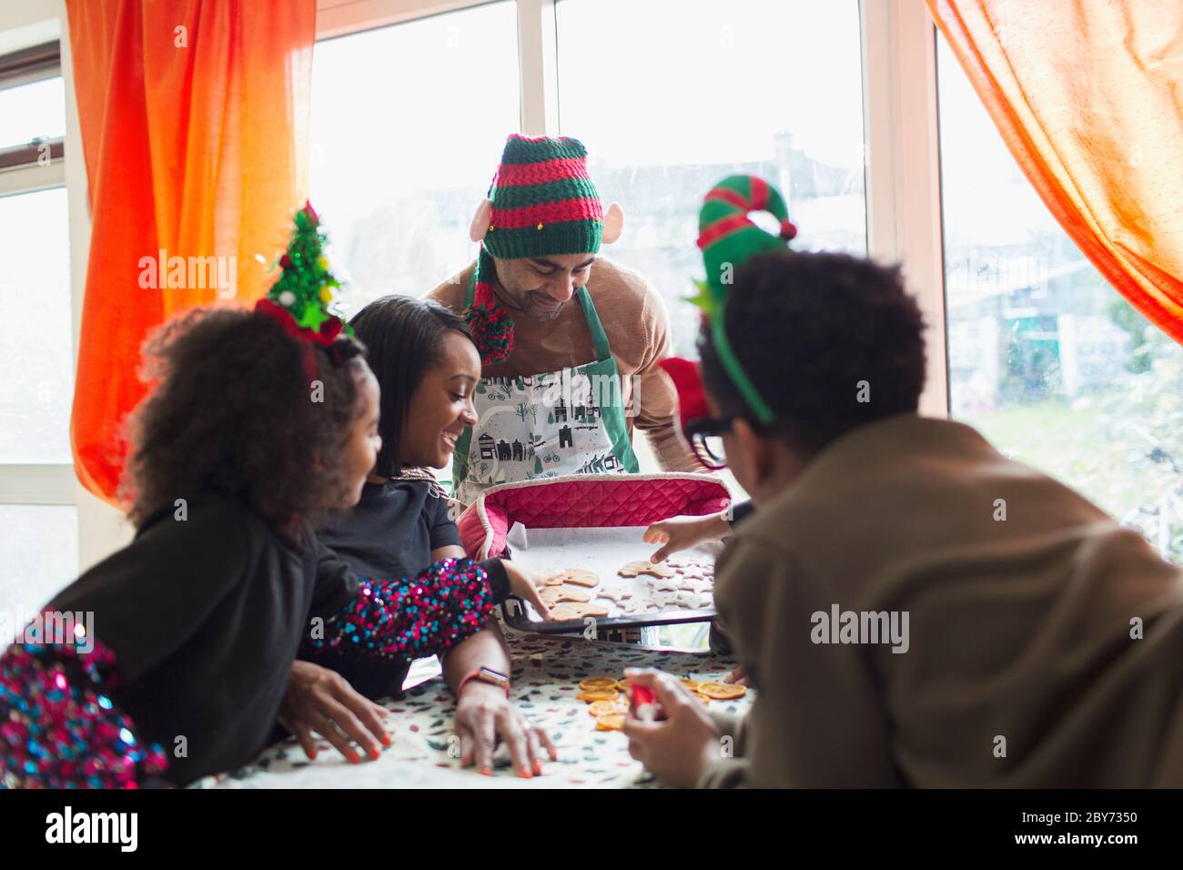 Glückliche Familie Dekoration Weihnachtskekse am Tisch Stockfoto