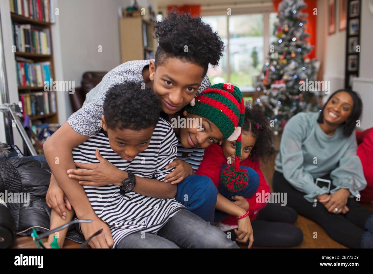 Portrait glückliche Brüder umarmen in Weihnachten Wohnzimmer Stockfoto