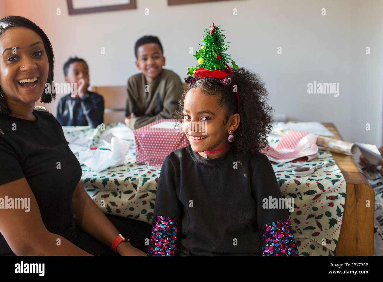 Portrait glücklich Mädchen tragen festliche Weihnachtsmütze Stockfoto