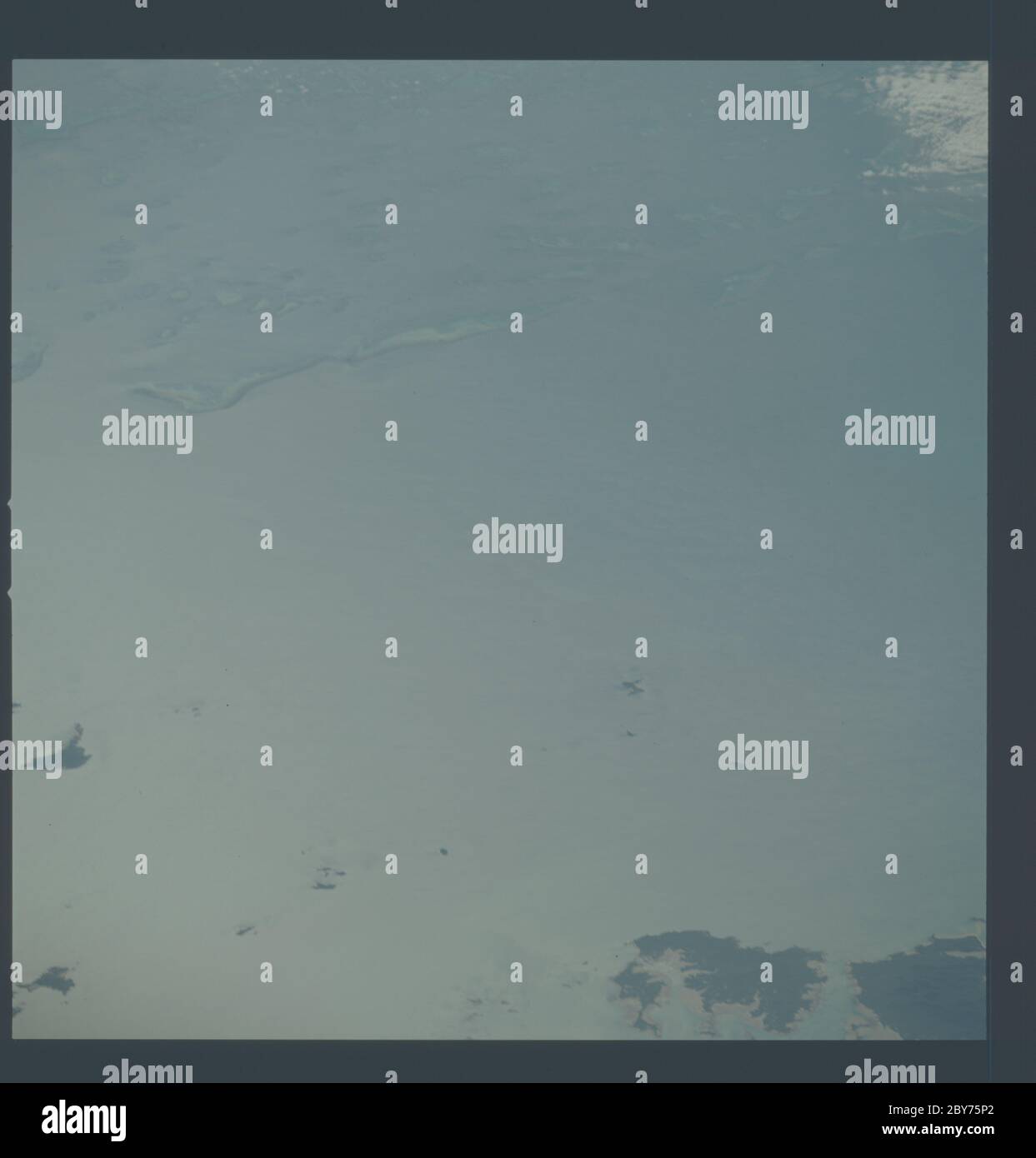 AST-01-045 - Apollo Sojus Testprojekt - Apollo Sojus Testprojekt, Erdblick über Australien; Umfang und Inhalt: Die Originaldatenbank beschreibt dies als: Beschreibung: Apollo Sojus Testprojekt (ASTP), Erdblick über Australien, Queensland, Townshead Island, Great Barrier Reef. Aufnahme auf Revolution 19, Greenwich Mean Time (GMT) Zeit von Foto 198:01:04, Boden verstrichene Zeit (GET) 29:14, Höhe 169 km. Original Film Magazin: CX-06,Laborrolle 1; Kameradaten: Hasselbald Reflex,70-mm,Modell 500EL,NASA modifiziert; Filmdaten: 70-mm Ektachrome, MS,Typ QX-807,ASA=64, 250mm Objektiv. Betreff Ter Stockfoto