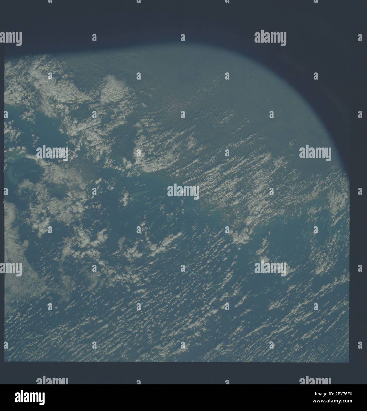 AST-19-1553 - Apollo Sojus Testprojekt - Apollo Sojus Testprojekt, Australien, Queensland, Cape Bedford, Great Barrier Reef, Cooktown; Umfang und Inhalt: Die Originaldatenbank beschreibt dies als: Beschreibung: Apollo Sojus Testprojekt (ASTP),Australien,Queensland,Cape Bedford,Great Barrier Reef,Cooktown. Aufnahme auf Revolution 124.Greenwich Mean Time (GMT) von Foto 204:22:46,Ground Verstrichene Zeit (GET) 194:56,Höhe 236 km. Original Film Magazin: CX-07,Laborrolle 19; Kameradaten: Hasselblad Reflex,70-mm,Modell 500EL,NASA modifiziert; Filmdaten: 70-mm Ektachrome, MS,Typ QX-807,ASA = 64,Le Stockfoto