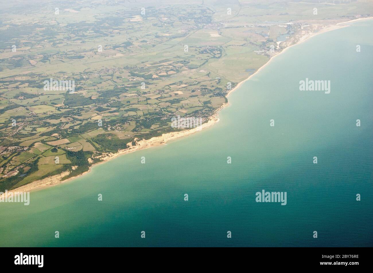 Luftaufnahme der Küste bei Sussex mit Fairlight im Vordergrund, die sich bis Winchelsea und Camber Sands in der Ferne erstreckt. Stockfoto