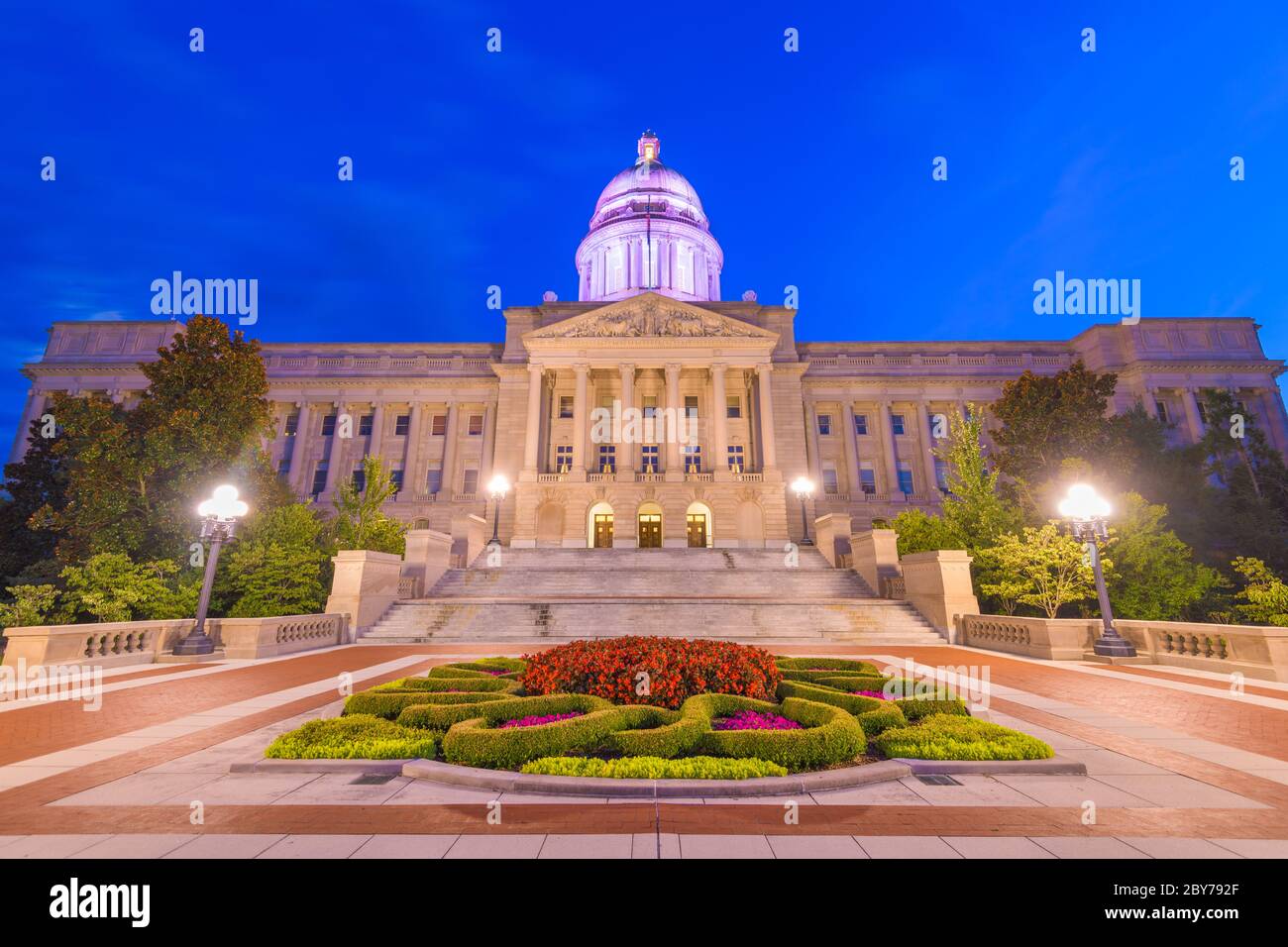 Frankfort, Kentucky, USA Mit der Kentucky State Capitol in der Abenddämmerung. Stockfoto