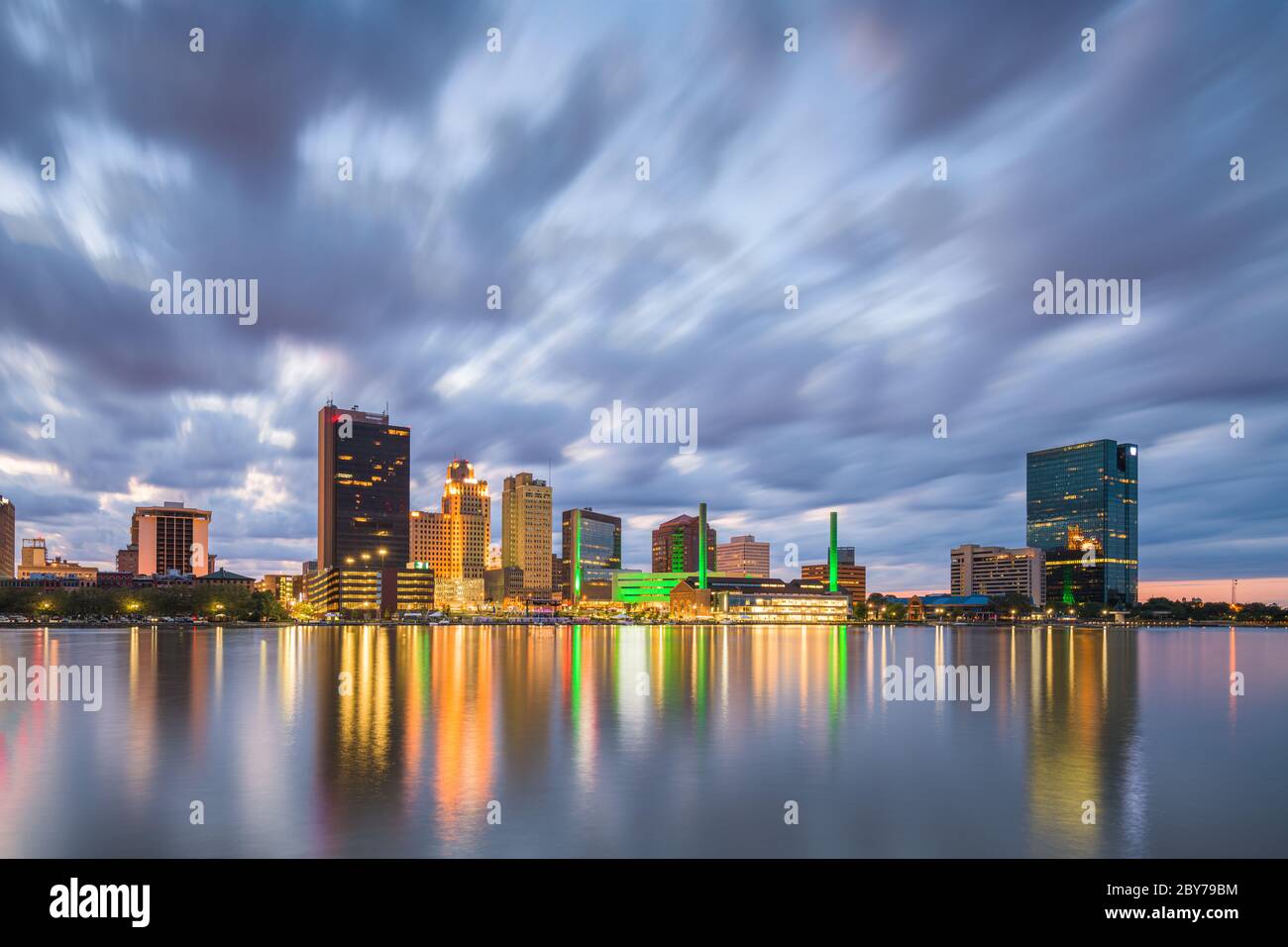 Toledo, Ohio, USA Downtown Skyline auf dem Maumee River in der Abenddämmerung. Stockfoto