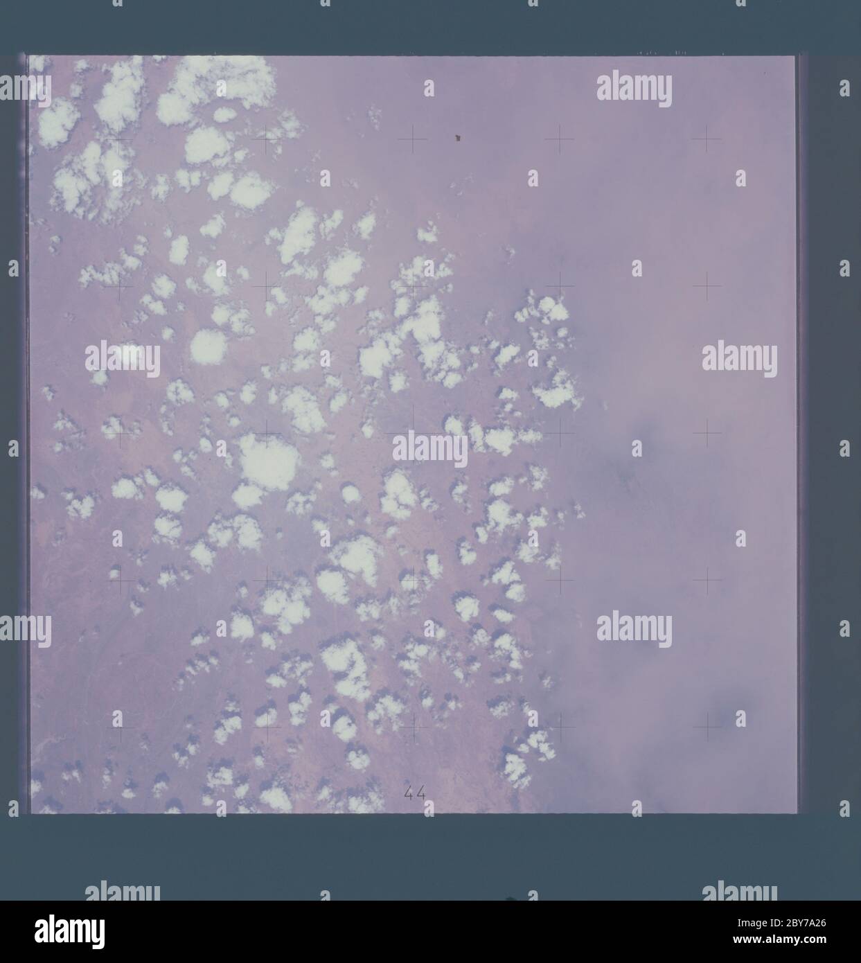 AST-14-950 - Apollo Sojus Testprojekt - Apollo Sojus Testprojekt, Jemen, Saudia Arabien, Jabel-Al-Hijaz; Umfang und Inhalt: Die Originaldatenbank beschreibt dies wie folgt: Beschreibung: Apollo Sojus Testprojekt (ASTP),Jemen, Saudia Arabien,Jabel-Al-Hijaz. Bild aufgenommen auf Revolution 40. Greenwich Mean Time (GMT) von Foto 199:09:47,Ground Verstrichene Zeit (GET) 61:57,Höhe 224 km. Original Film Magazin: CT-02,Laborrolle 14; Kameradaten: Hasselblad,70 mm,Daten mit 1-cm-Reseau,Modell 500EL,NASA modifiziert; Filmdaten: 70 mm Ektachrome,High Definition Aerial,Typ SO-242,ASA = 10 (Ungefähre); Objektiv 60 mm. Stockfoto