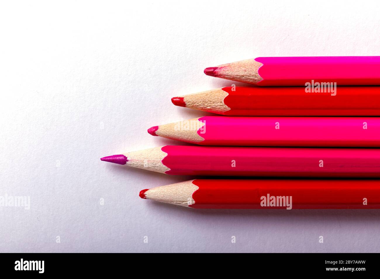 Ein geschärfter Bleistift, der aus den stumpfen heraussticht. Es ist  leicht, schön zu sein, wenn Sie nichts Konzept. Rote Bleistifte auf Weiß  Stockfotografie - Alamy