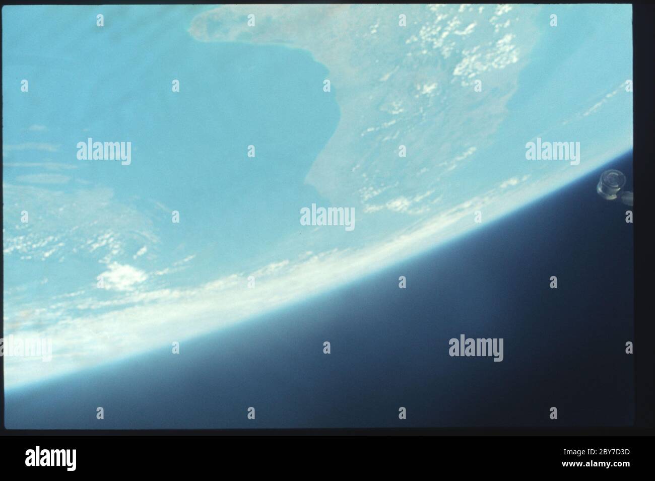 AST-11-677 - Apollo Sojus Testprojekt - Apollo Sojus Testprojekt, Italien, Blick nach Nordwesten, Adria und Mittelmeer, Haze; Umfang und Inhalt: Die Originaldatenbank beschreibt dies wie: Beschreibung: Apollo Sojus Testprojekt (ASTP),Italien,Blick nach Nordwesten,Adria und Mittelmeer,Haze. Bild aufgenommen auf Revolution 87. Greenwich Mean Time (GMT) von Foto 201:11:54,Ground Verstrichene Zeit (GET) 136:04,Höhe 223. Original Film Magazin: CI-18, Laborrolle 10; Kameradaten: Nikon,35mm,Single Lens Reflex,NASA modifiziert; Filmdaten: 35mm Ektachrome EF,SO-168,ASA = 500 (Labratory Adjustments) Stockfoto
