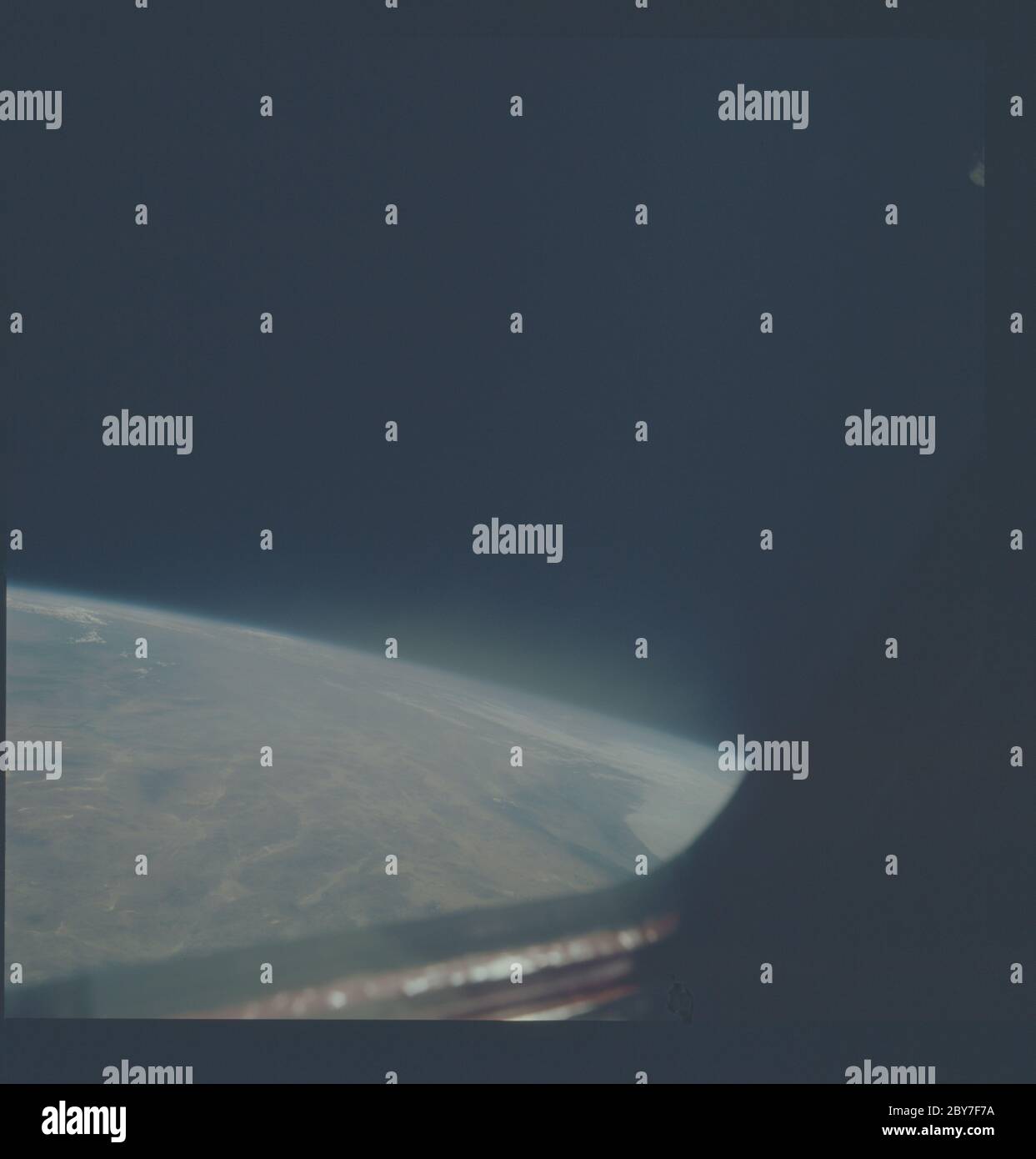 AST-20-1653 - Apollo Sojus Testprojekt - Apollo Sojus Testprojekt, Kalifornien, Nevada, Sierra Nevada, Las Vegas, Mojave Dessert, Blick nach Südosten; Umfang und Inhalt: Die Originaldatenbank beschreibt dies als: Beschreibung: Apollo Sojus Testprojekt (ASTP),Kalifornien,Nevada,Sierra Nevada,Las Vegas,Mojave Dessert,Blick nach Südosten. Bild aufgenommen auf Revolution 226. Greenwich Mean Time (GMT) von Foto 204:20:06,Ground Verstrichene Zeit (GET) 192:16,Höhe 226 km. Original Film Magazin: CX-09,Laborrolle 20; Kameradaten: Hasselblad Reflex,70-mm,Modell 500EL,NASA modifiziert; Filmdaten: 70-mm Ektachrome Stockfoto