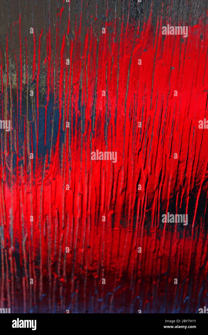 Abstraktes Bild von roten Vauxhall Astra Auto durch mattierte Glasscheibe Fenster genommen Stockfoto