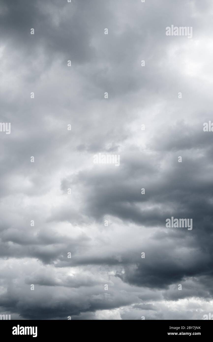 Vertikale Aufnahme von majestätischen Wolken über dem Horizont. Wolkiger stürmischer Himmel, qualitative Aufnahme, keine Vögel. Stockfoto