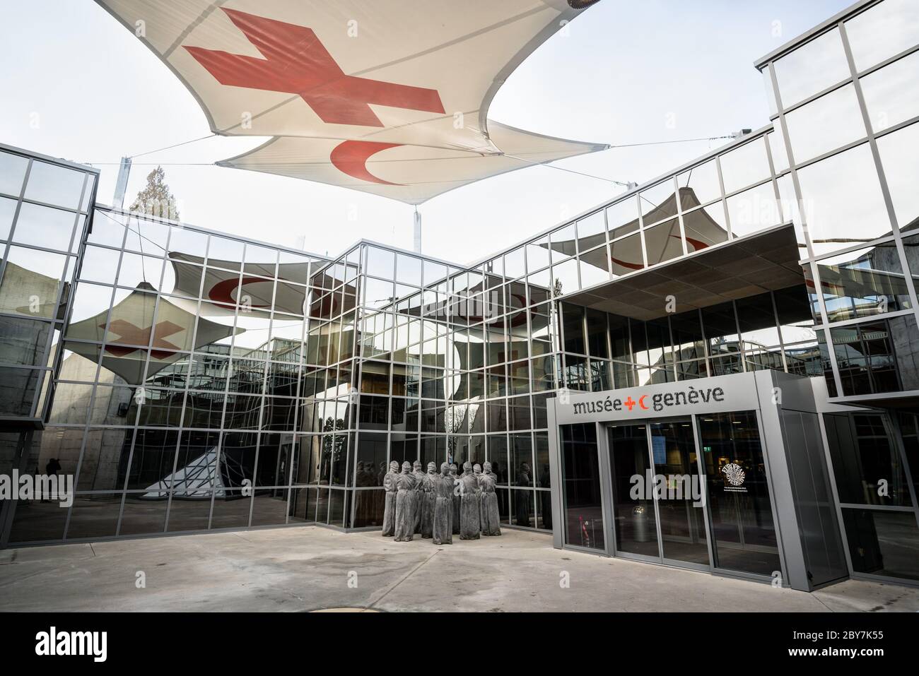 Genf Schweiz , 3. Januar 2020 : Eingang des Internationalen Museums des Roten Kreuzes und des Roten Halbmonds in Genf Schweiz mit Logo Stockfoto