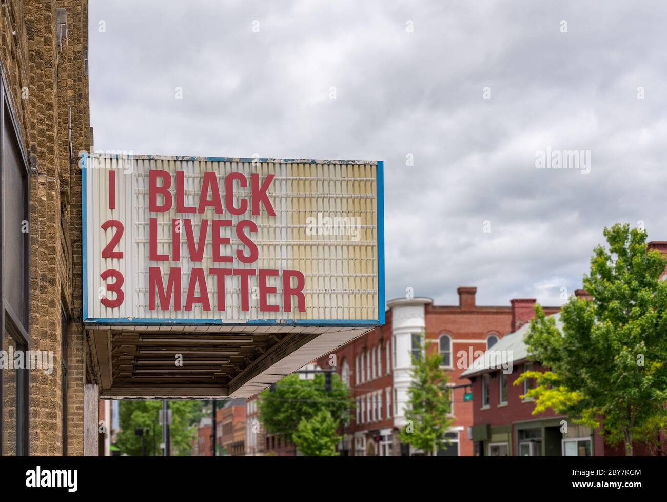 Mockup der Filmkino-Plakatwand mit der Nachricht von Black Lives Matter auf dem Festzelt in der Innenstadt Straße Stockfoto
