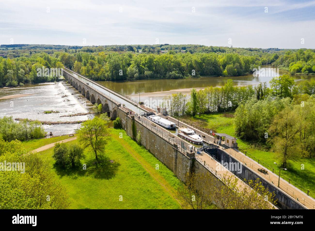 Frankreich, Cher, Berry, Cuffy, Le Guetin, Canal du Guetin Brücke vom Seitenkanal zur Loire über dem Allier (Luftaufnahme) // Frankreich, Cher (18 Stockfoto