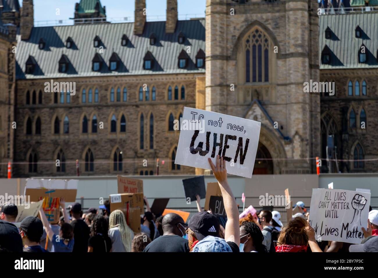 Ein Protestschild mit der Aufschrift "Wenn nicht jetzt, wenn" wird in einer Menschenmenge als Tausende auf dem Parliament Hill in Ottawa, Kanada, gegen Polizeigewalt protestiert. Stockfoto