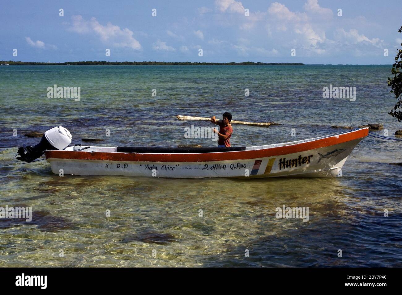 Ein Mann und sein weißes Boot Stockfoto