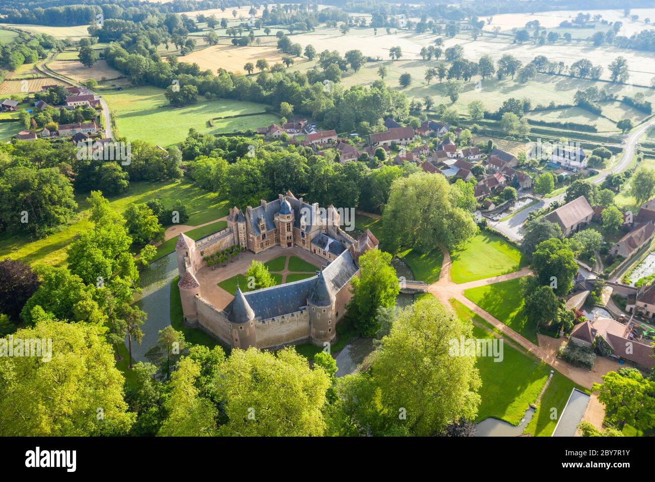 France, Cher, Berry, Route Jacques Coeur, Ainay le Vieil, Chateau d'Ainay le Vieil (Luftaufnahme) // Frankreich, Cher (18), Berry, Route Jacques Coeur, Ain Stockfoto