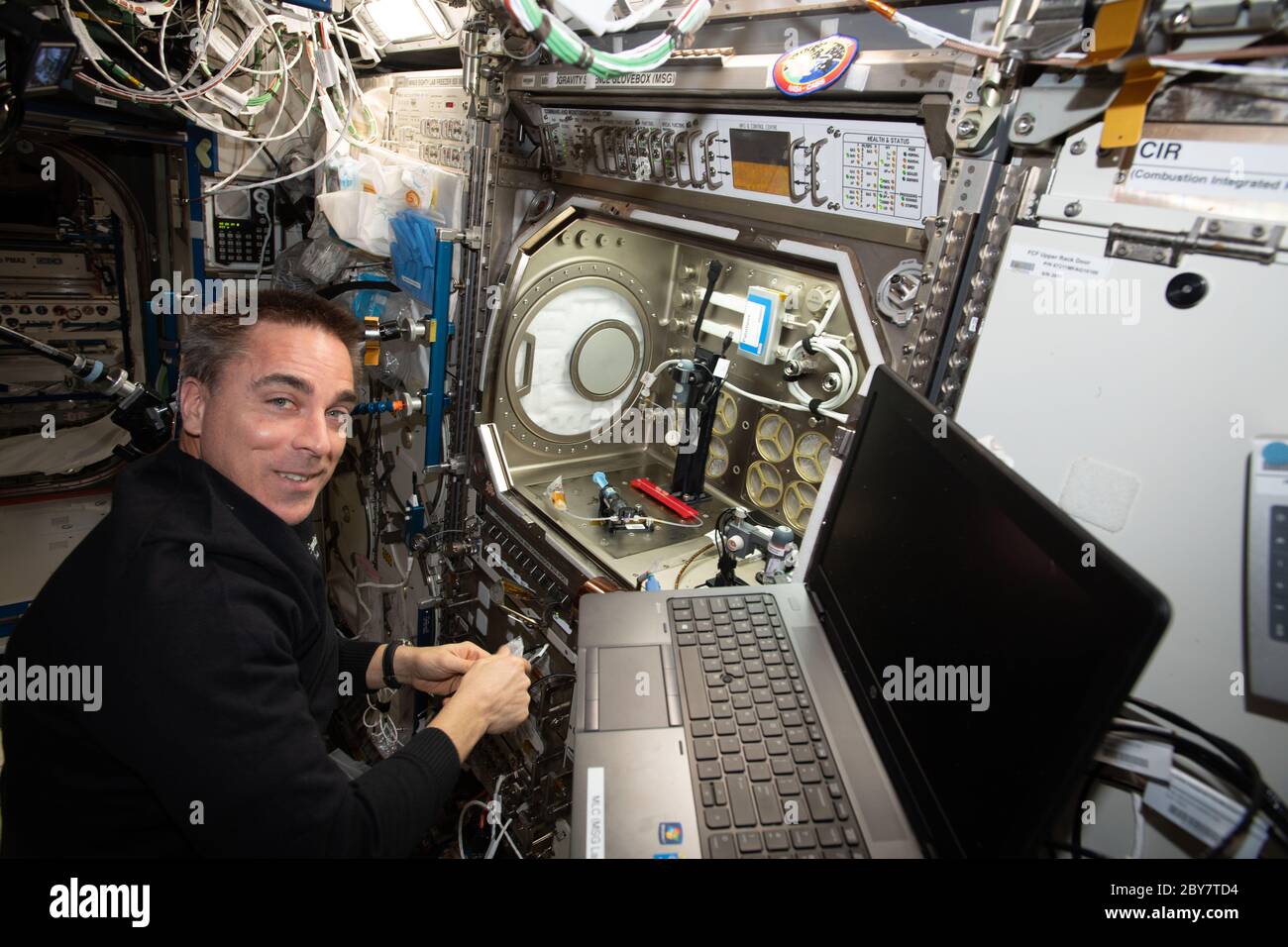 NASA-Astronaut und Expedition 63 Commander Chris Cassidy richtet die Microgravity Science Glovebox für ein Weltraumblasen-Experiment an Bord der Internationalen Raumstation ein 3. Juni 2020 in Earth Orbit. Die Elektrolyse-Messung Studie beobachtet, wie Blasen in Mikro-Fluid-Systeme helfen können, Sauerstoff auf einem Raumschiff zu produzieren und Medikamente durch Hautflecken liefern. Stockfoto
