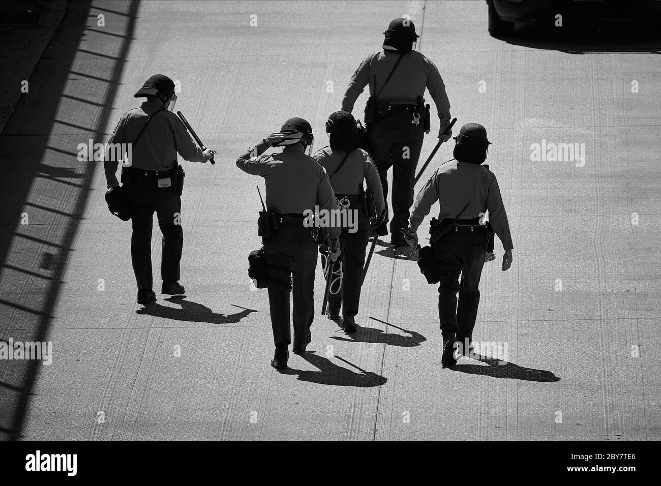 Black Live Matter Protest geht auf die Straße, um gegen die Brutalität der Polizei bei einer Kundgebung in der Innenstadt von Philadelphia, PA am 30. Mai 2020 zu protestieren. Viele Städte in Stockfoto