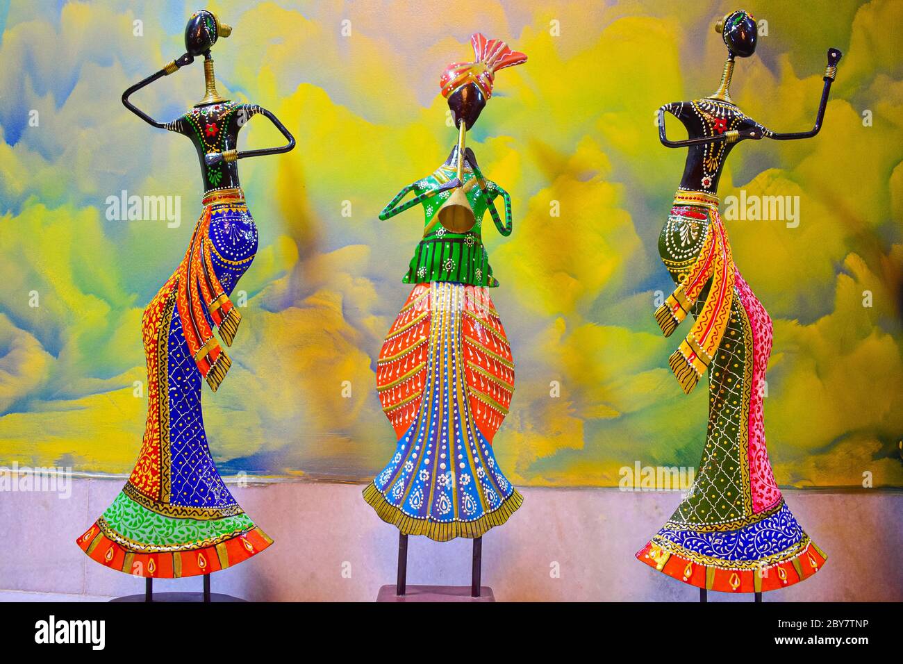 Metall Handwerk Puppen von lebendigen Farben in Rajasthan in Indien. Ethnische Kleidung und Kultur von Rajasthan spiegelt sich in den Puppen Stockfoto