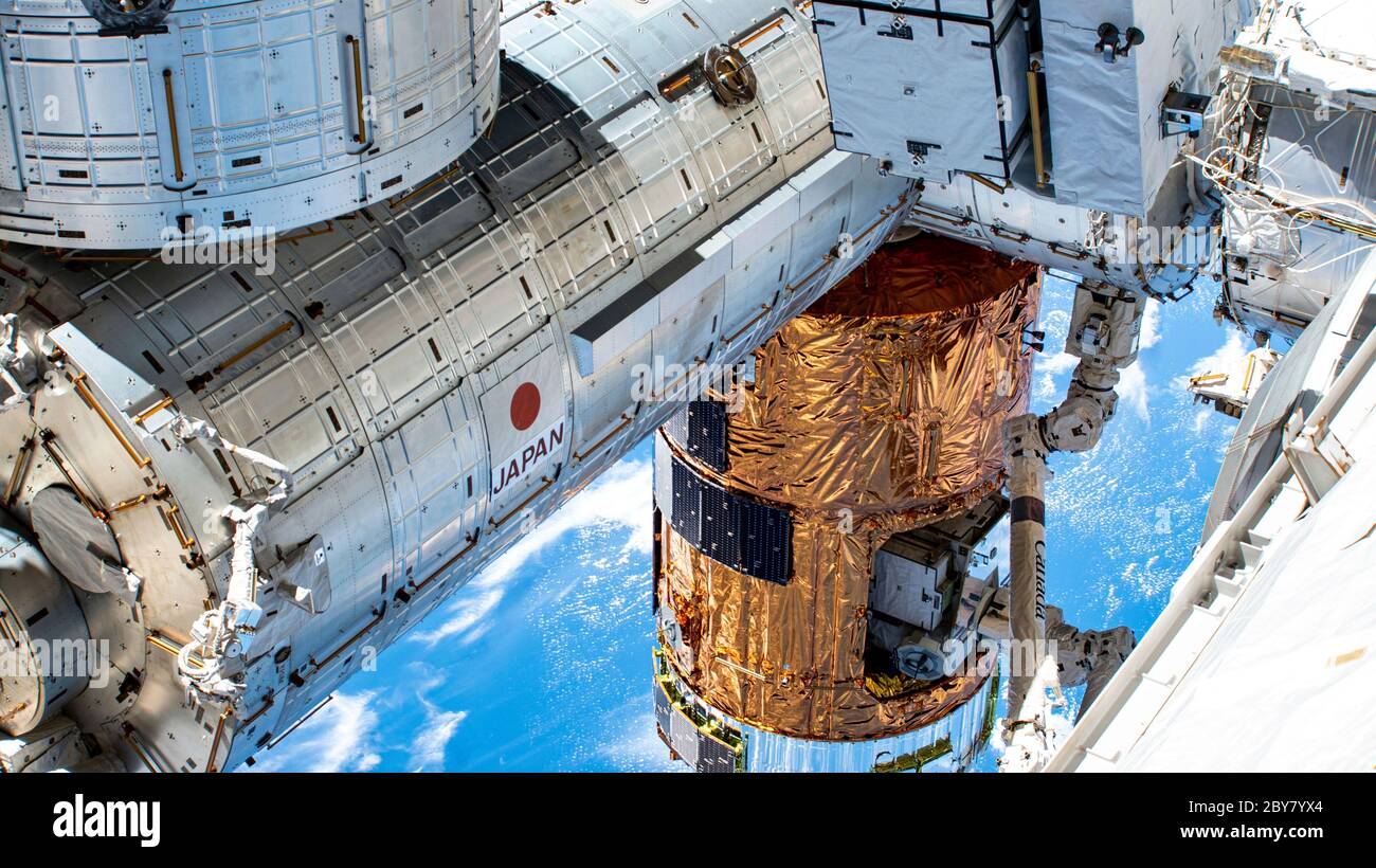 Das japanische unbemannte Nachversorgungsschiff H-II Transfer Vehicle-9 wird mit dem JAXA Kibo Modul und dem kanadischen Roboterarm am 1. Juni 2020 in Earth Orbit an die Internationale Raumstation Harmony angedockt. Stockfoto
