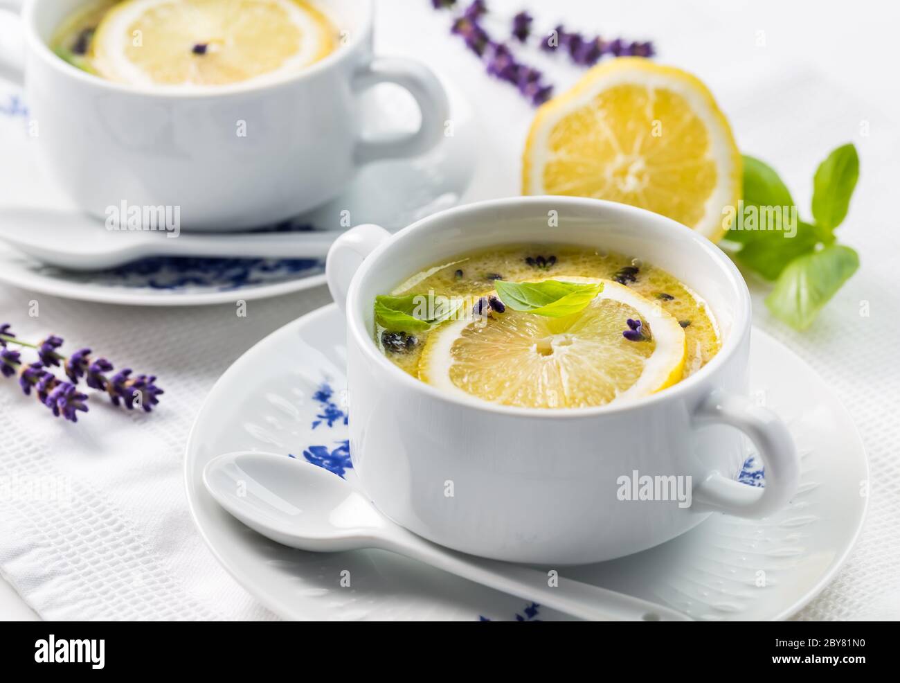 Avgolemono - köstliche griechische Hühnerei und Zitronensuppe. Mediterrane Sauce oder Suppe. Stockfoto