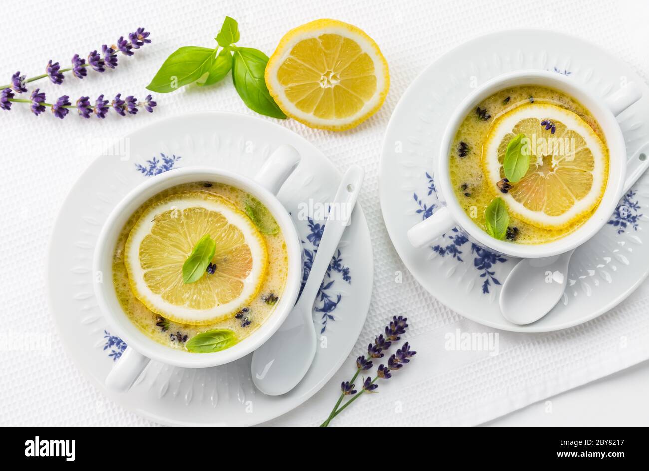 Avgolemono - köstliche griechische Hühnerei und Zitronensuppe. Mediterrane Sauce oder Suppe. Stockfoto