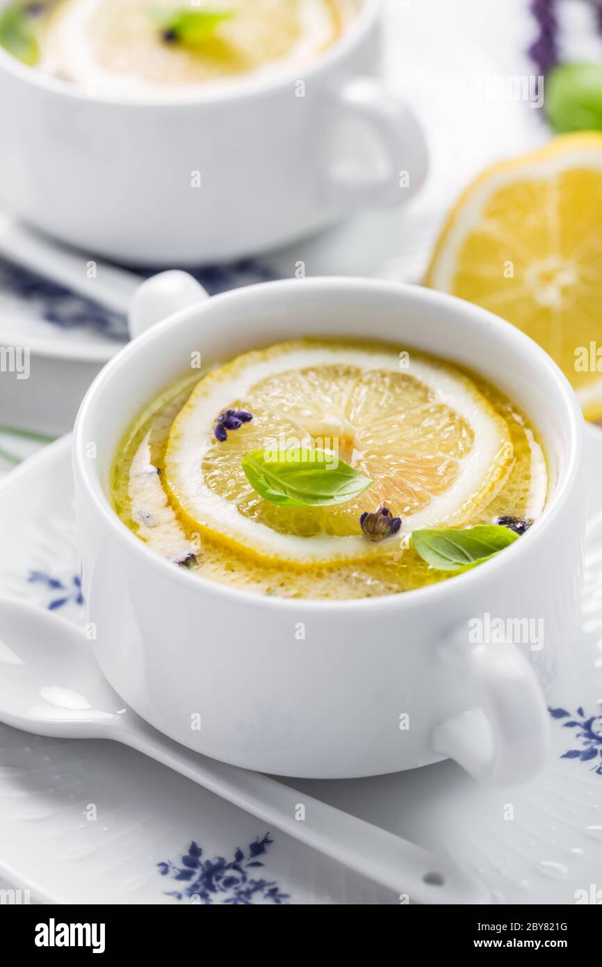 Avgolemono - köstliche griechische Hühnerei und Zitronensuppe. Mediterrane Sauce oder Suppe. Stockfoto