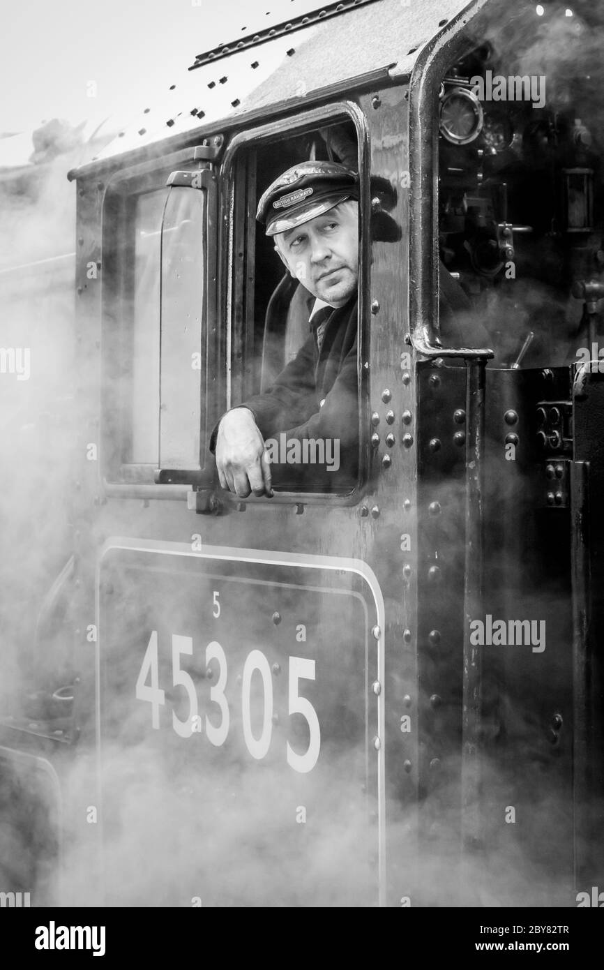 Der Fahrer der BR '5MT' 4-6-0 No. 45305 wartet auf die Abfahrt von Loughborough mit der Great Central Railway Stockfoto