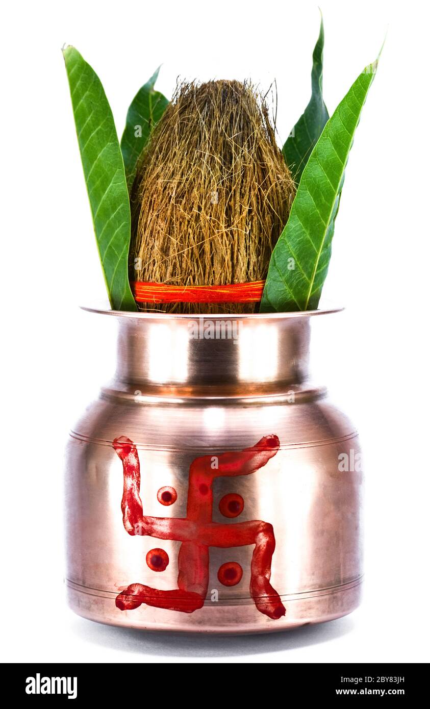 kalasch aus Kupfer mit Kokosnuss und Mangoblatt auf weißem Hintergrund isoliert Stockfoto