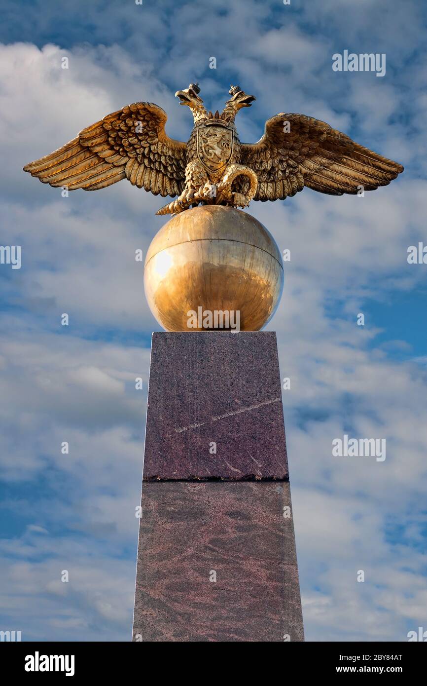 goldener russischer Zweiköpfiger Adler auf einer Kugel in Helsinki Stockfoto