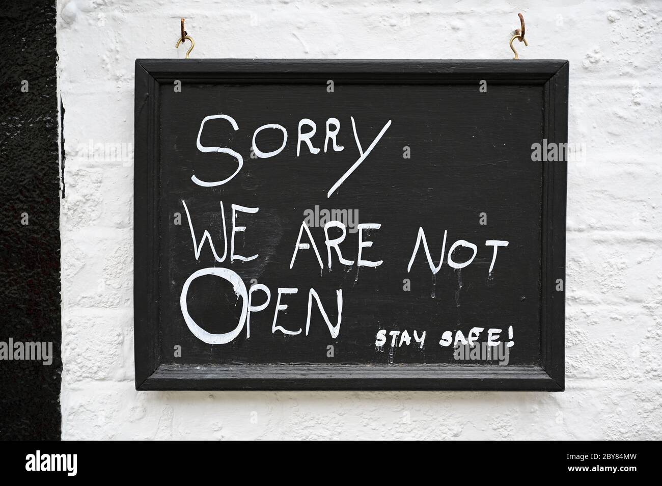 Pandemie Des Coronavirus. Ein Pub in Shoreham informiert seine Kunden, dass es geschlossen ist, während sie ihnen sagen, "sicher zu bleiben" Shoreham, Kent. GROSSBRITANNIEN Stockfoto