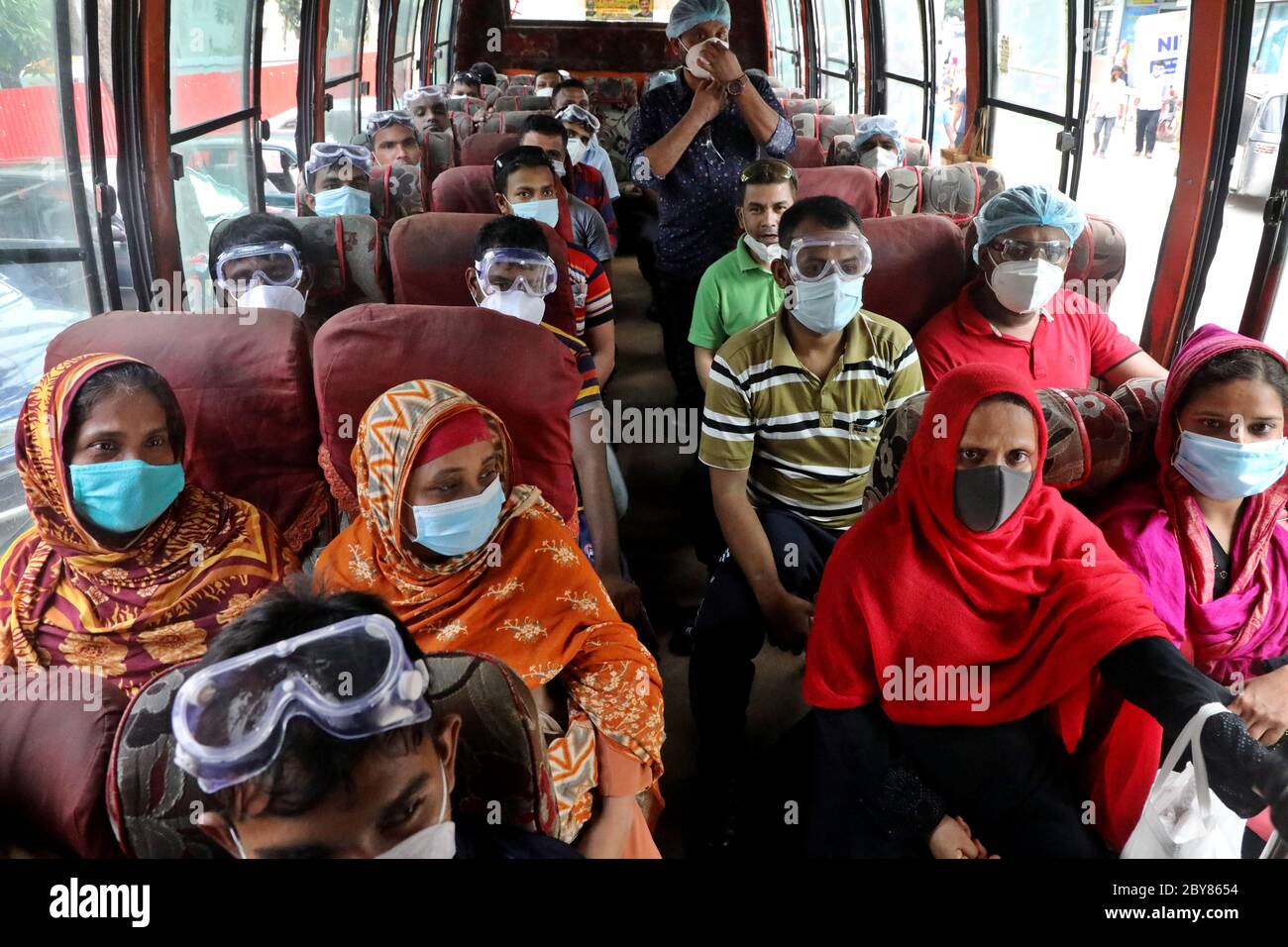 Dhaka, Bangladesch - 09. Juni 2020: Mitarbeiter des medizinischen Universitätskrankenhauses Dhaka halten keine soziale Distanz trotz Coronavirus-Infektionsrisiken, während sie sich in der Praxis befinden Stockfoto