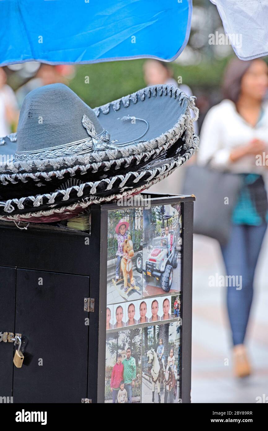 Ein Tourist Park Fotograf mit Sombreros für Kunden Requisiten im Parque Calderon, Cuenca Ecuador Stockfoto