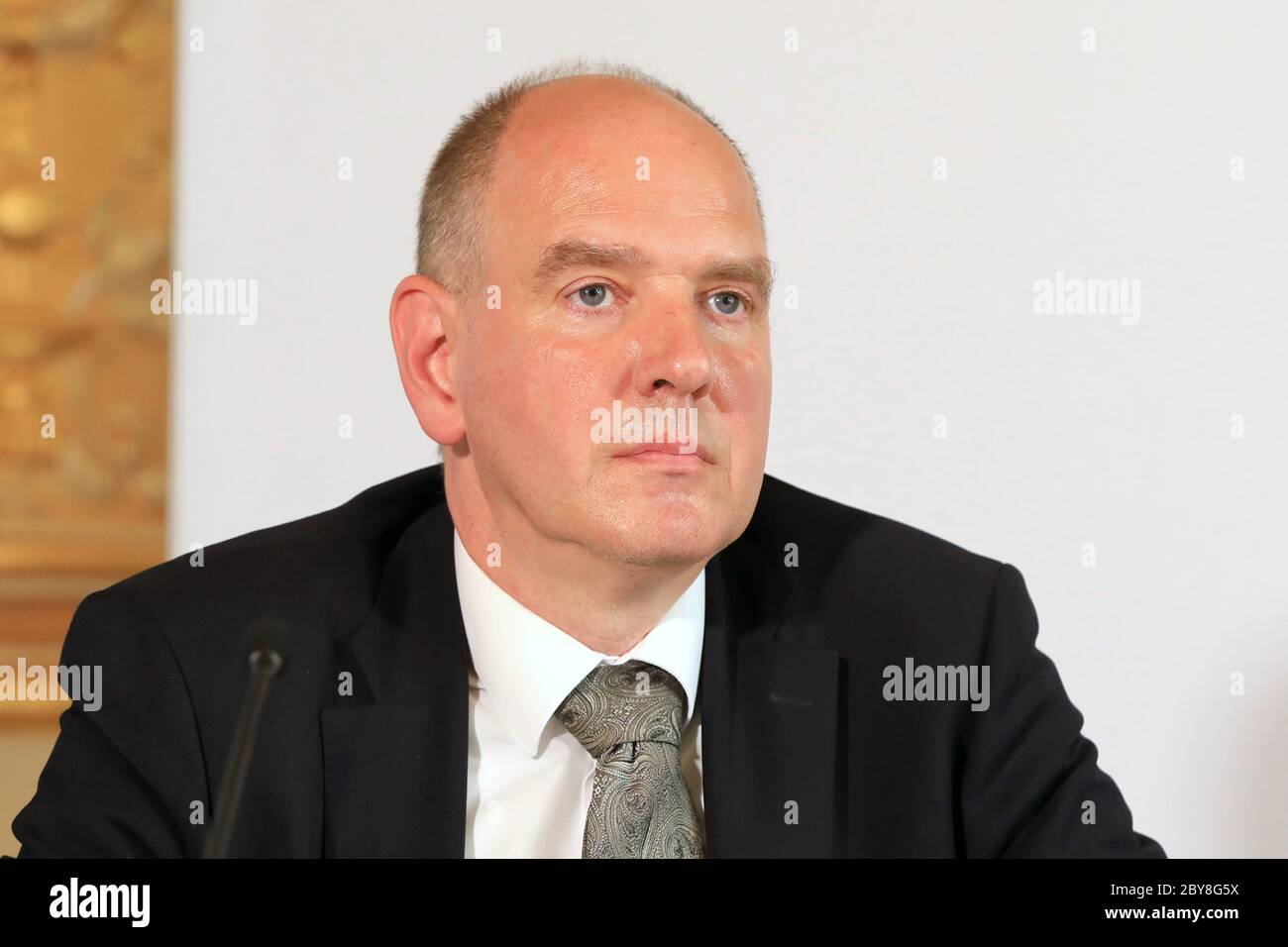 09 Juni 2020 Sachsen Anhalt Magdeburg Wolfgang Reichel Leiter Des Strafdienstes Im Justizministerium Sachsen Anhalt Informiert In Der Kabinett Pressekonferenz Im Bundeskanzleramt Uber Den Fluchtversuch Des Terrorverdachtigen Von Halle Stephan B